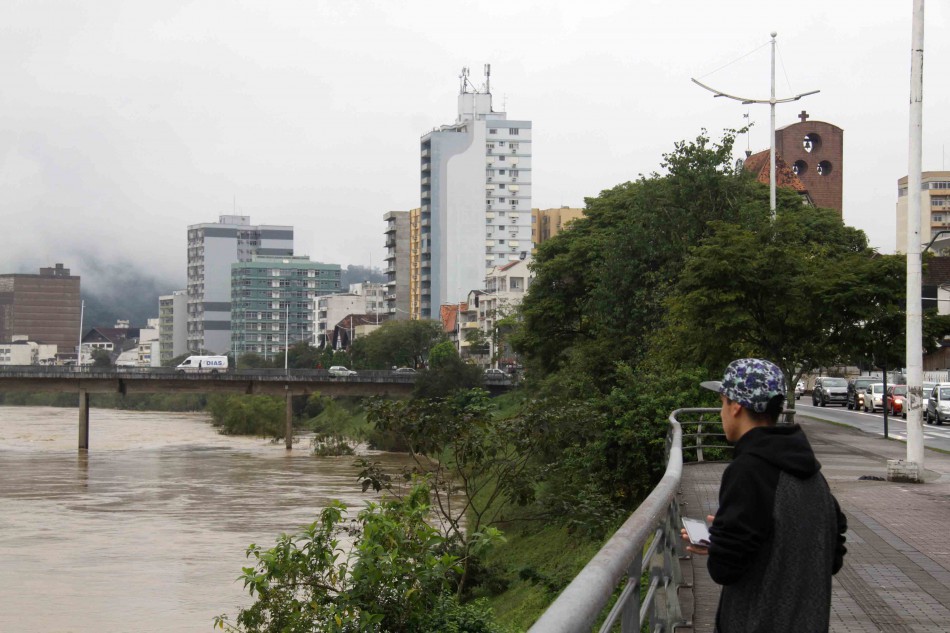 Em nova previsão, nível do rio deve atingir 8,45 metros na madrugada de terça