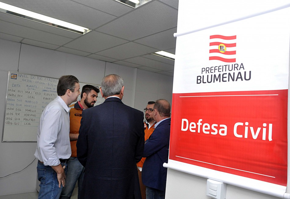 Prefeito recebe visita de deputados e sinalização de verba para o Ceops
