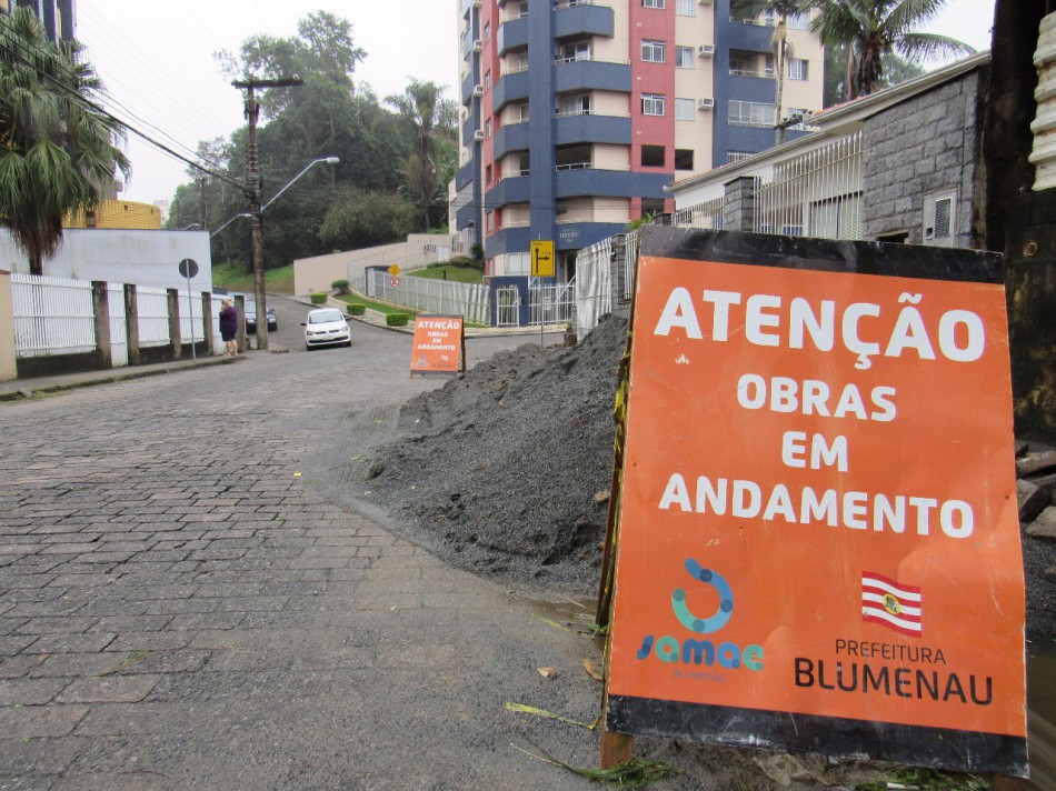 Obras de expansão da rede de água avançam pela Rua G. Arthur Koehler