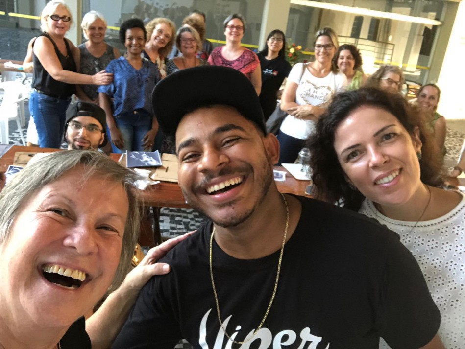 Professor de desenho Marcelo Costa dá aula em Blumenau