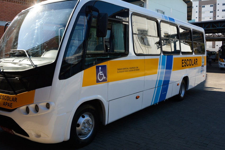 Prefeitura beneficia alunos da Apae com recursos para transporte