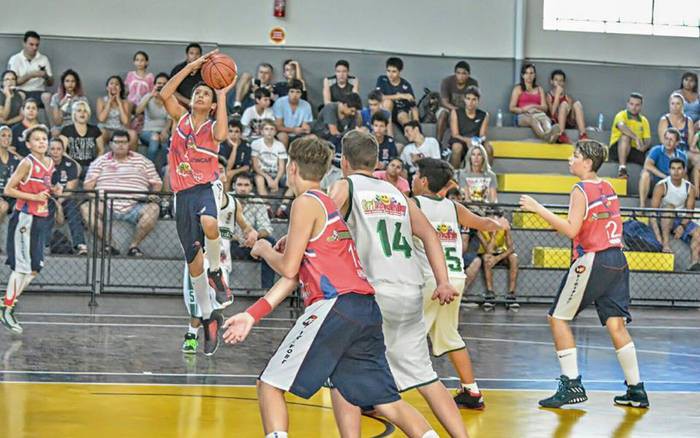 Categorias de base do basquete masculino disputam competição em Florianópolis