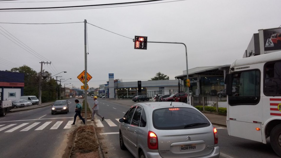 Novo semáforo é instalado na Rua 2 de Setembro 