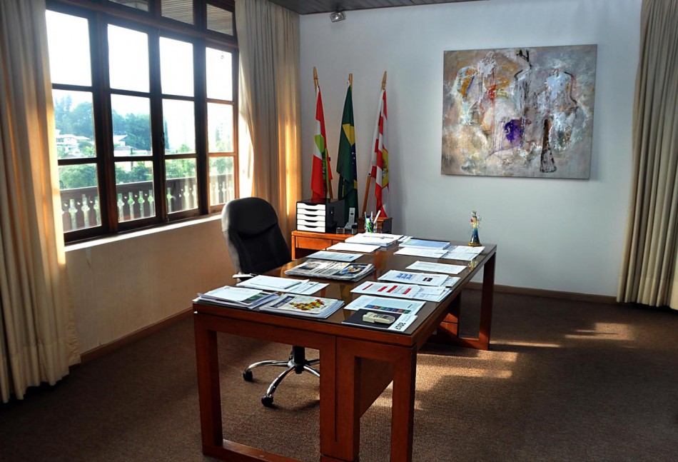 Gabinete do prefeito ganha arte produzida por mulheres