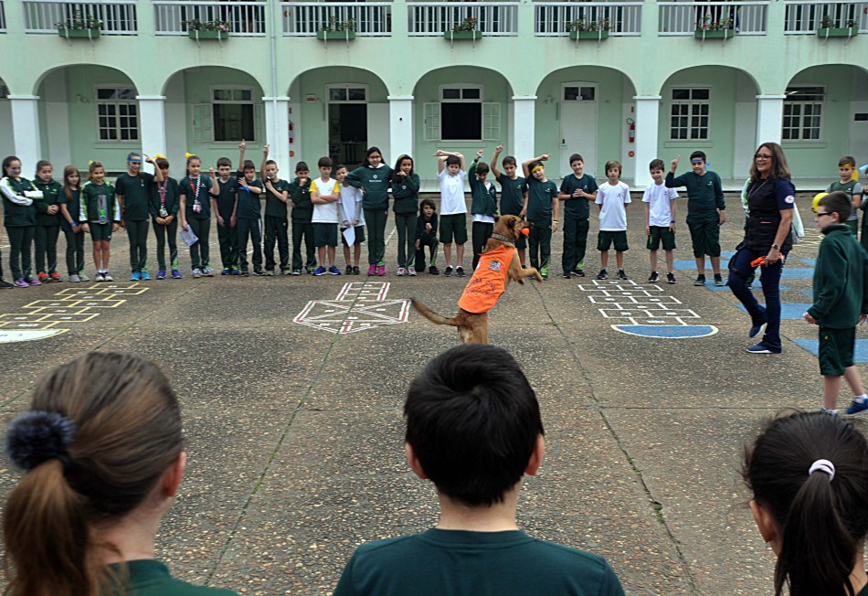 Prefeito entrega certificados para alunos do Colégio Bom Jesus