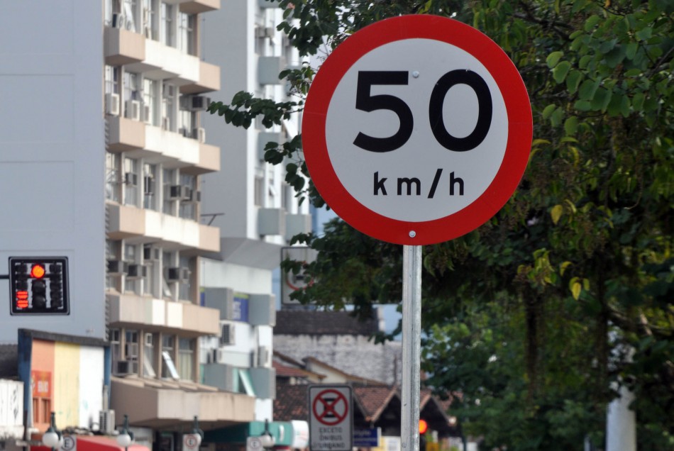 Mais ruas recebem padronização do limite de velocidade