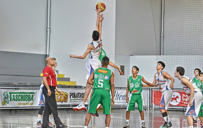 Basquete sub-17 masculino recebe Joinville pelo Campeonato Catarinense
