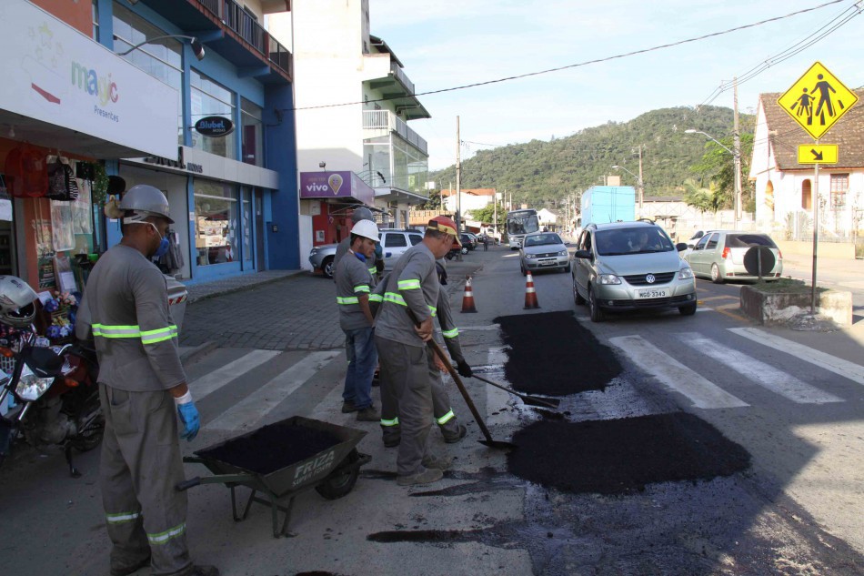 Prefeitura realiza serviços de tapa-buraco neste sábado