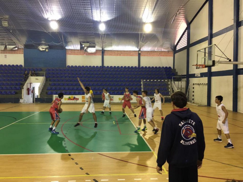 Basquete sub-15 se classifica para a final do Campeonato Catarinense