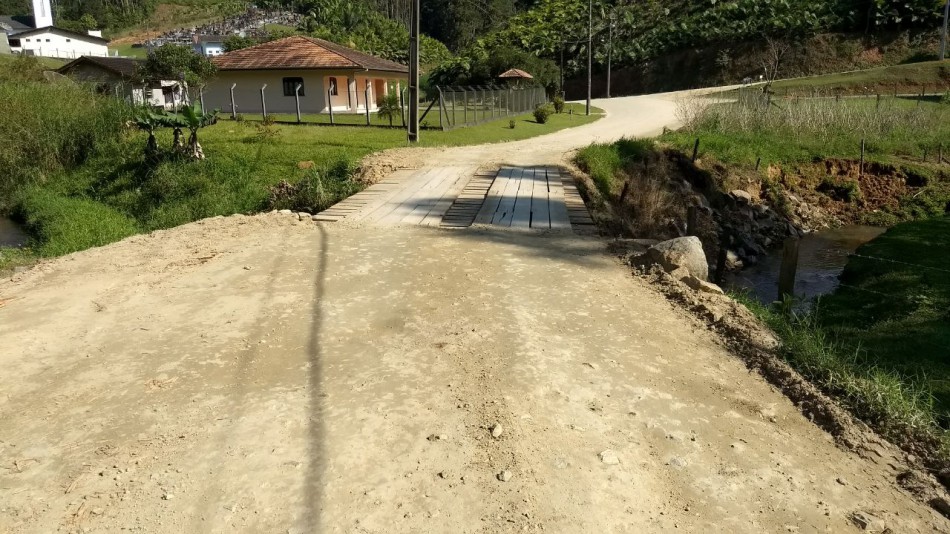 Ponte de madeira da Rua Reinhold Krueger recebe melhorias