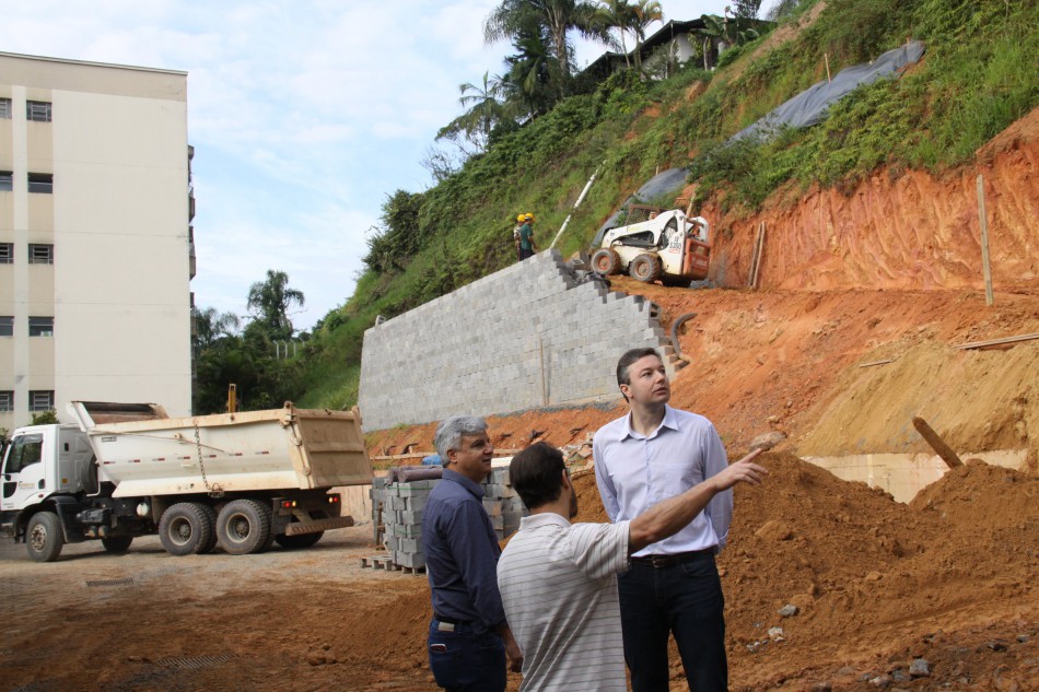 Comitiva vistoria obras na Velha Grande e Vila Nova