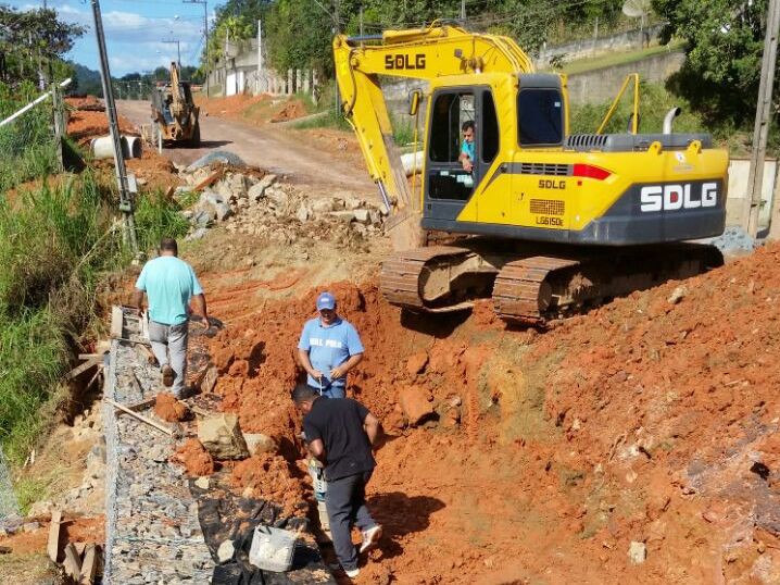 Pavimentação da Rua Erich Belz recebe serviços de contenção