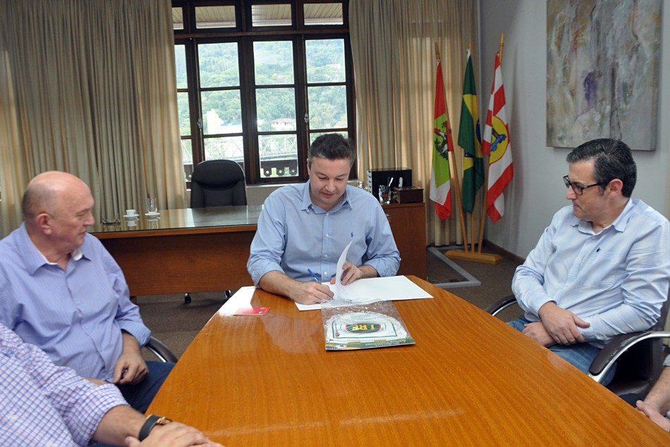 Prefeito assina concessão de espaço para as Ligas de futebol e futsal