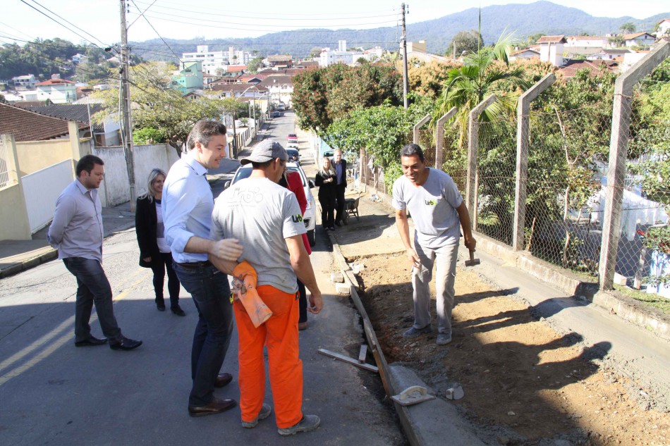 Programa Cidade Jardim executa calçadas no CEI Erica Braun