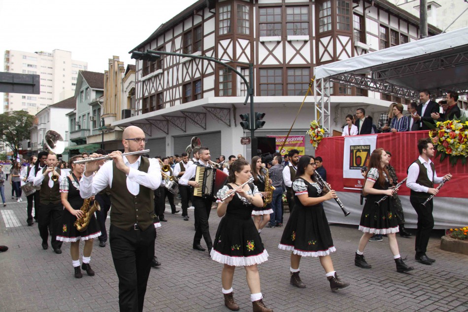 Apesar da chuva, Desfile de aniversário de Blumenau reúne ótimo público