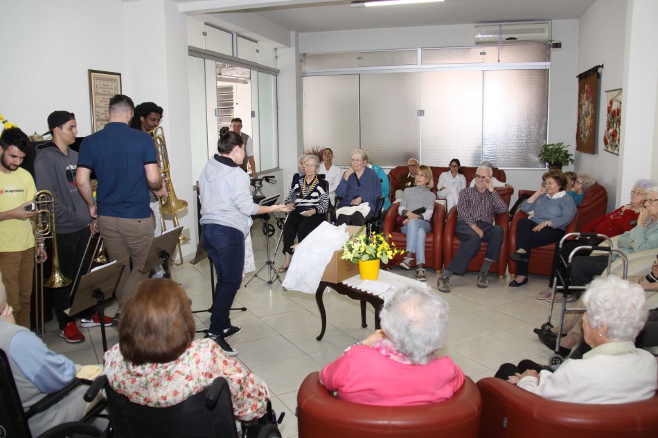 Biblioteca Ambulante encerra circuito de agosto entre idosos