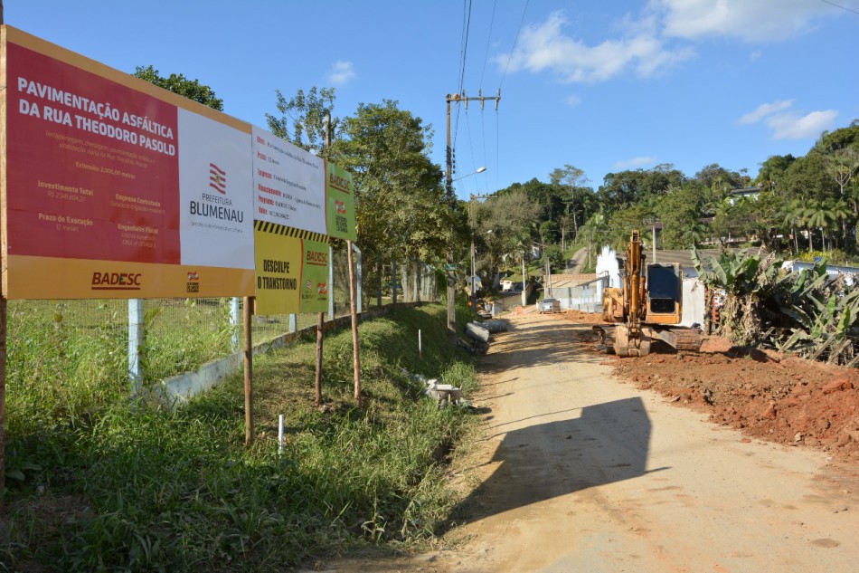 Prefeitura pavimenta trecho final da Rua Theodoro Pasold