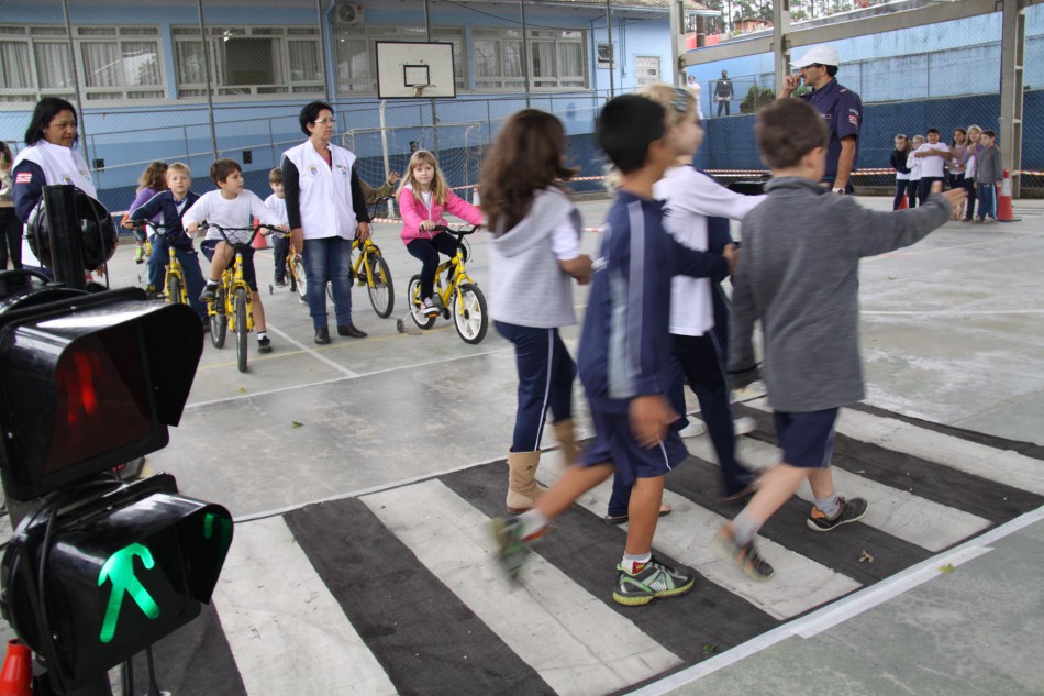 Escola Pública de Trânsito leva pista educativa à Vila Germânica neste domingo