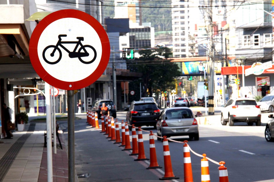 Ciclofaixa em trecho da Rua Nereu Ramos está sinalizada