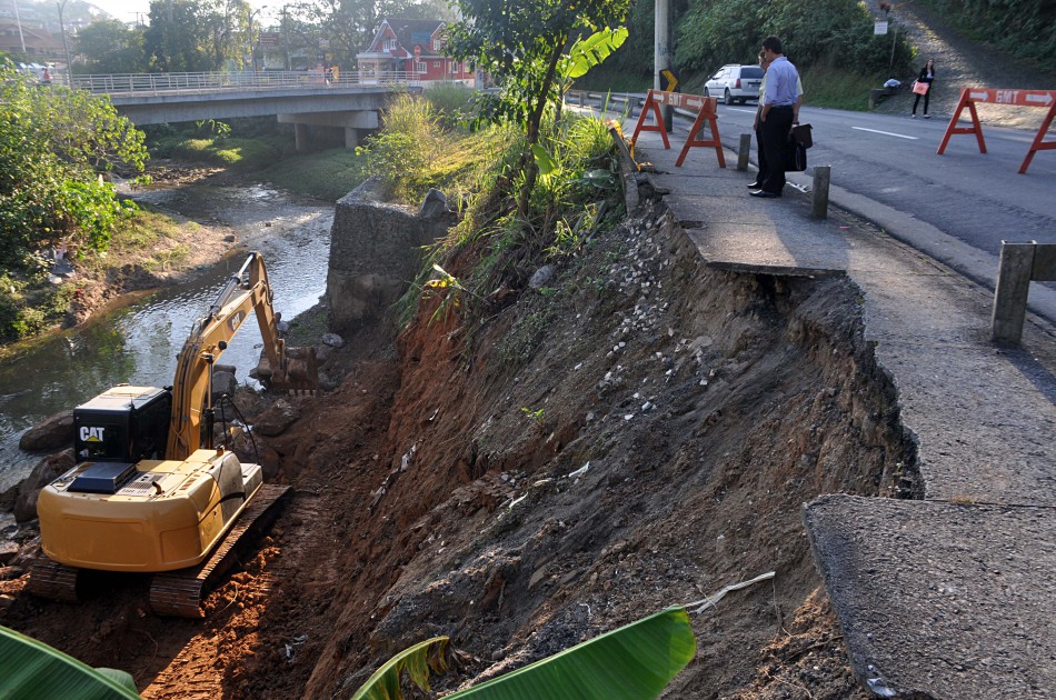 Prefeitura executa contenção na Rua Almirante Tamandaré