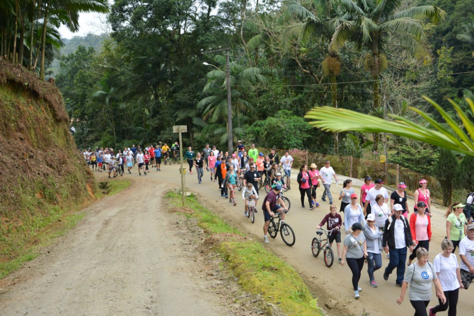 Mais de 3,2 mil pessoas participam da Caminhada da Vila Itoupava