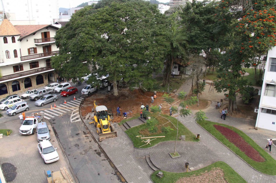 Prefeitura executa melhorias na Praça Victor Konder