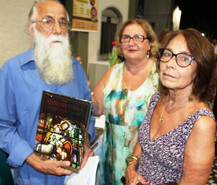 Escritor blumenauense lança livro sobre arte sacra