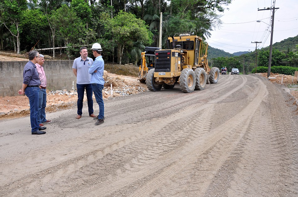 Comitiva vistoria obras de pavimentação da Rua Jordão