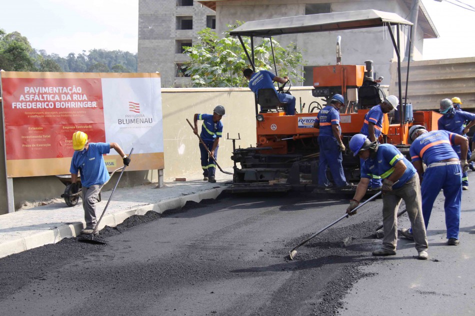 Rua Frederico Bohringer recebe primeiro trecho de asfalto