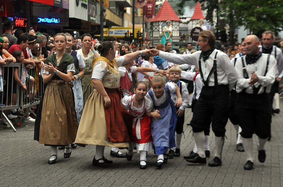 Desfile da Oktoberfest alterará trânsito no Centro nesta quarta-feira