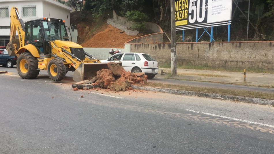 Prefeitura remove canteiros e rotatórias na Rua Bahia