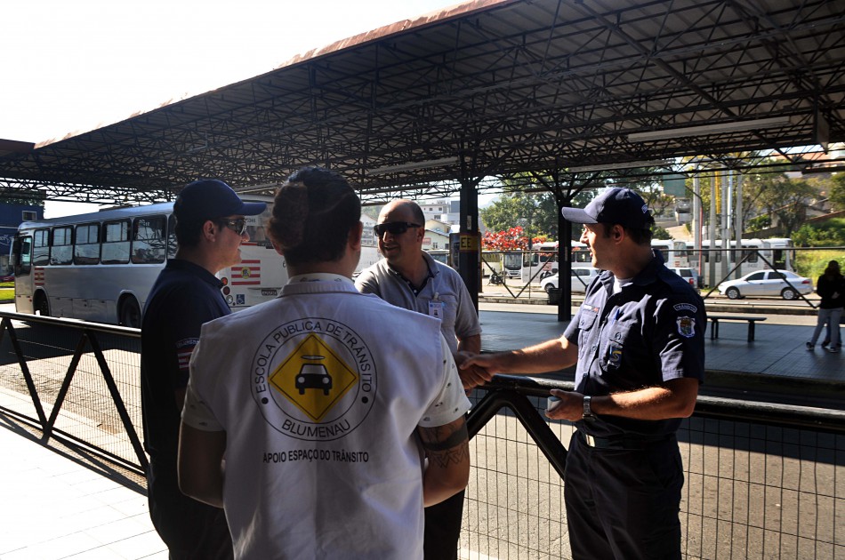 Escola Pública de Trânsito homenageia motoristas