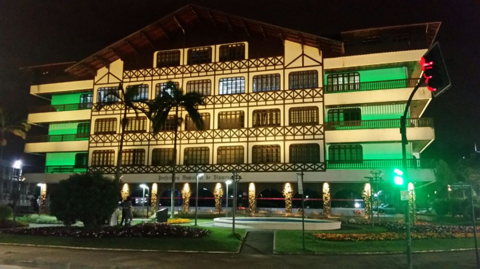 Prefeitura recebe iluminação especial pela Semana do Soldado