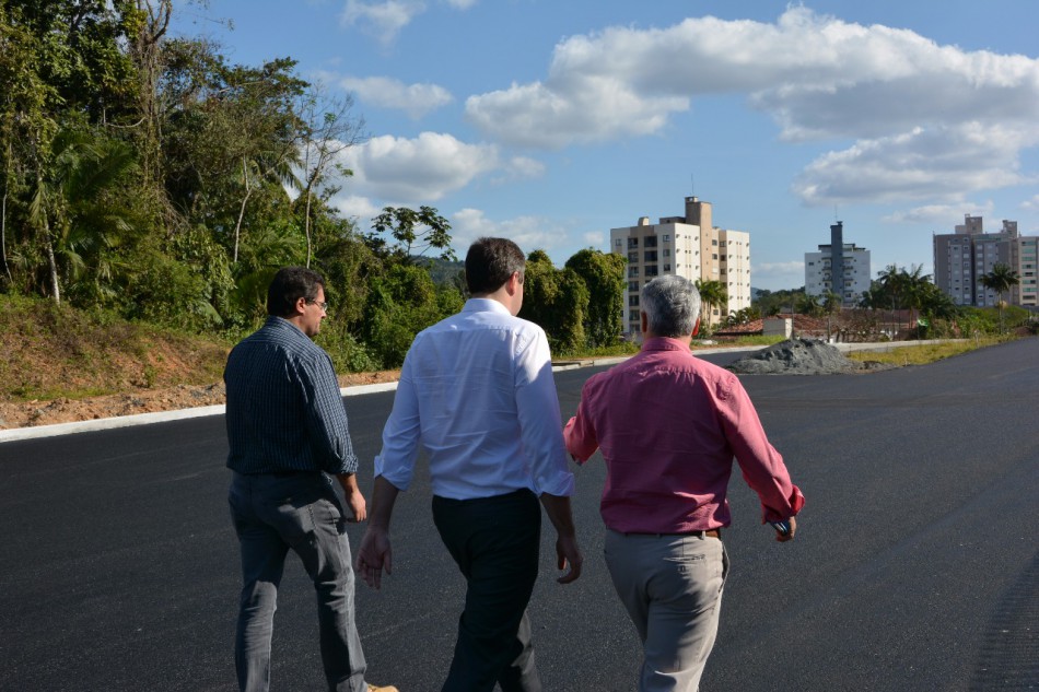 Comitiva vistoria pavimentação do prolongamento da Rua Humberto de Campos
