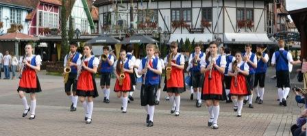 Bandas e fanfarras passarão por seletiva para desfilar na 34ª Oktoberfest