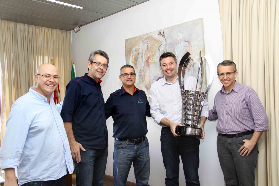 Prefeito recebe troféu dos Jogos Abertos de Santa Catarina