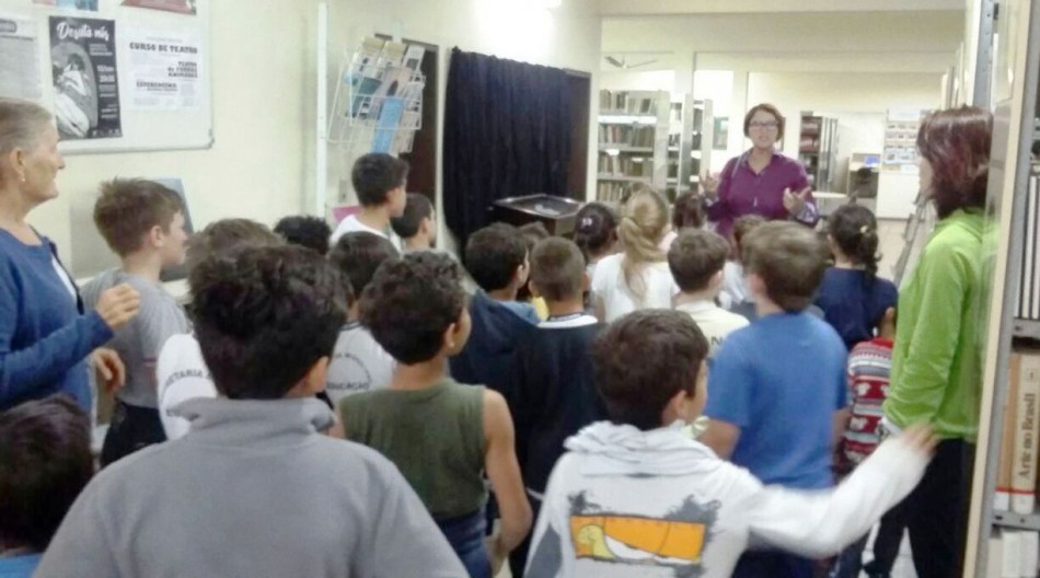 Biblioteca Municipal Dr. Fritz Müller recebe a visita de estudantes