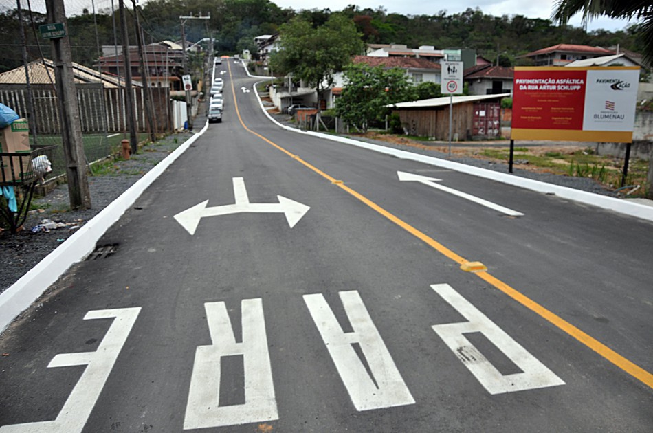 Prefeitura entrega pavimentação asfáltica no bairro Água Verde