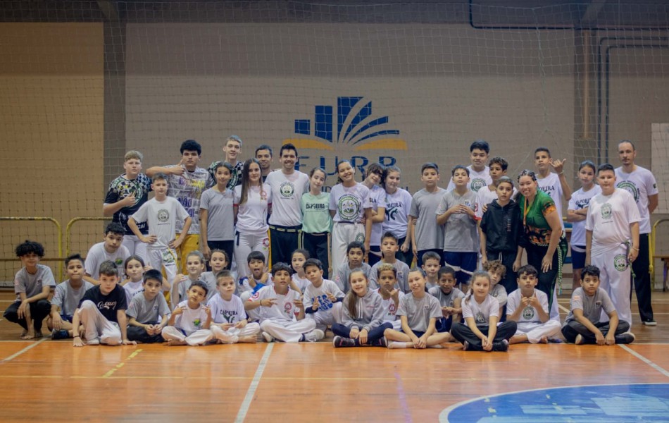 Estudantes da EBM Lauro Muller participam do 1º Encontro Capoeira que Transforma em Blumenau