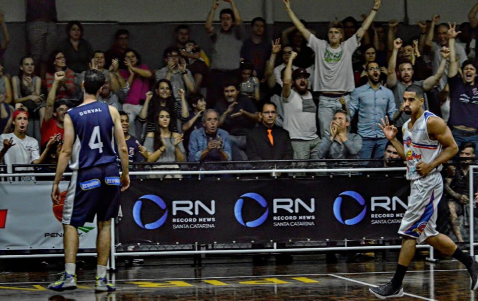 Vitória coloca Blumenau à frente na decisão do Estadual de basquete