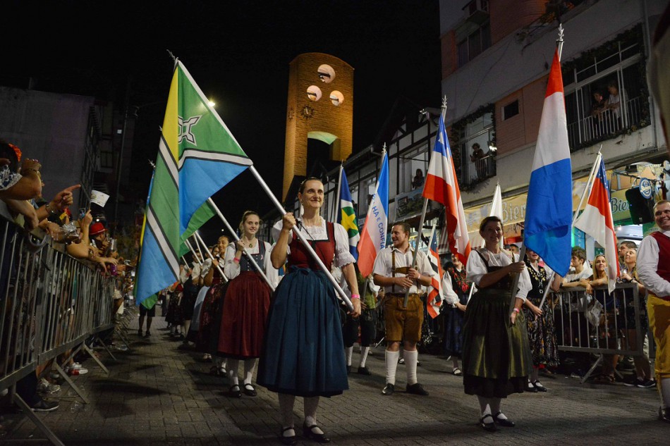 Trânsito terá alterações nesta quarta para o desfile da Oktoberfest