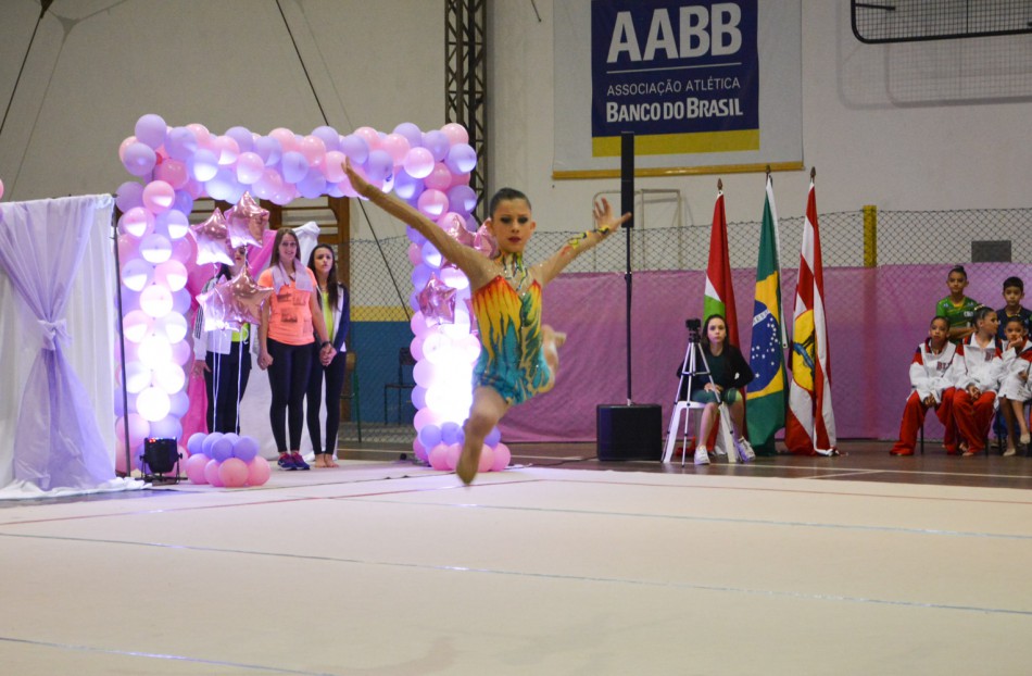 Conjunto feminino de Blumenau vence a ginástica artística da Olesc