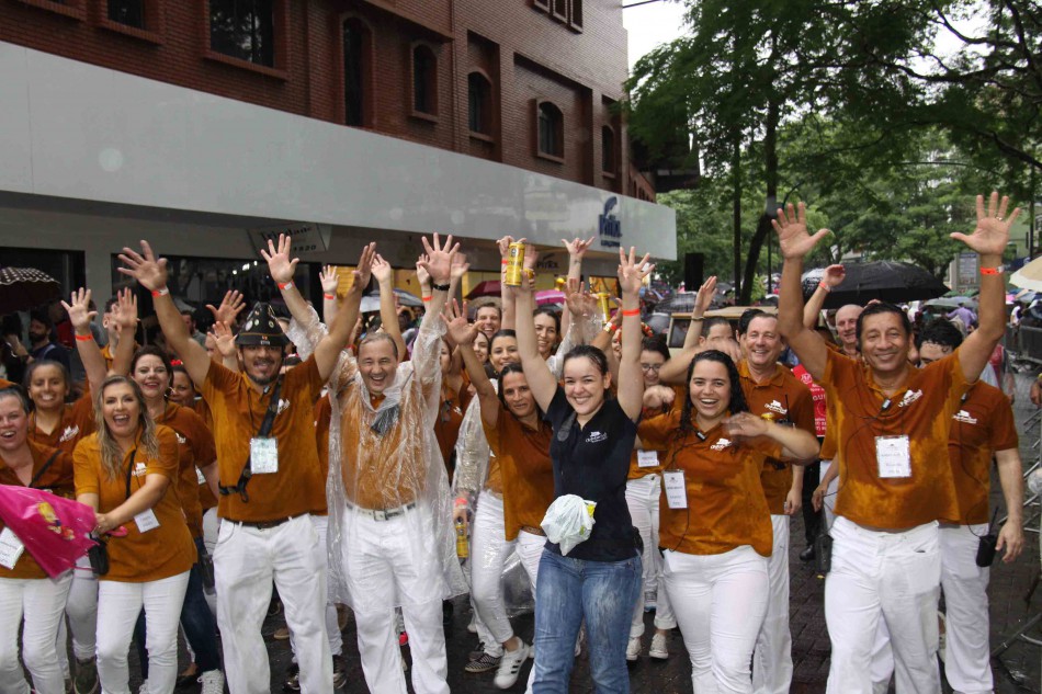 Animação e chuva fizeram parte no último desfile da Oktoberfest 2017