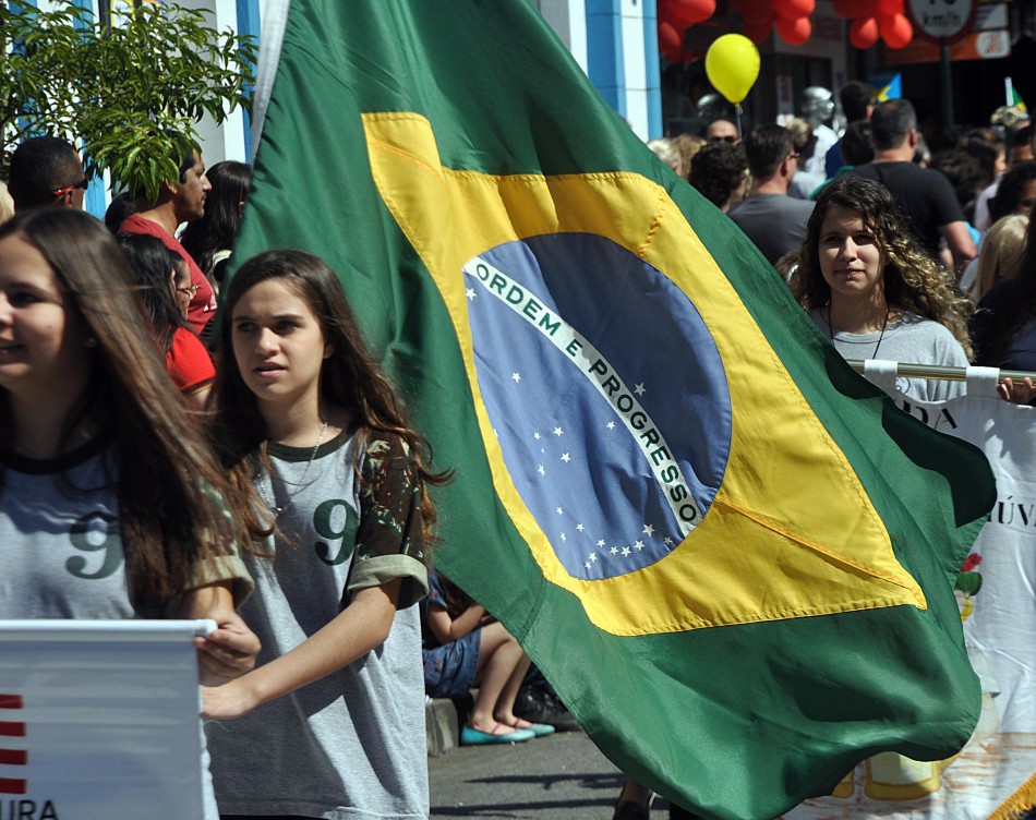 Milhares de pessoas acompanham o Desfile da Independência no Centro