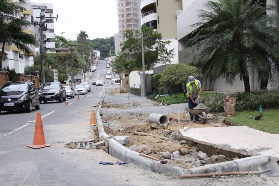 Novas calçadas e ciclovias do Centro estão em fase final de execução