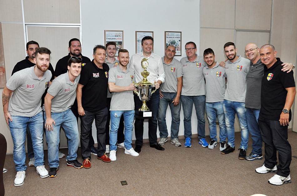 Prefeito recepciona time de futsal que foi campeão da Copa SC