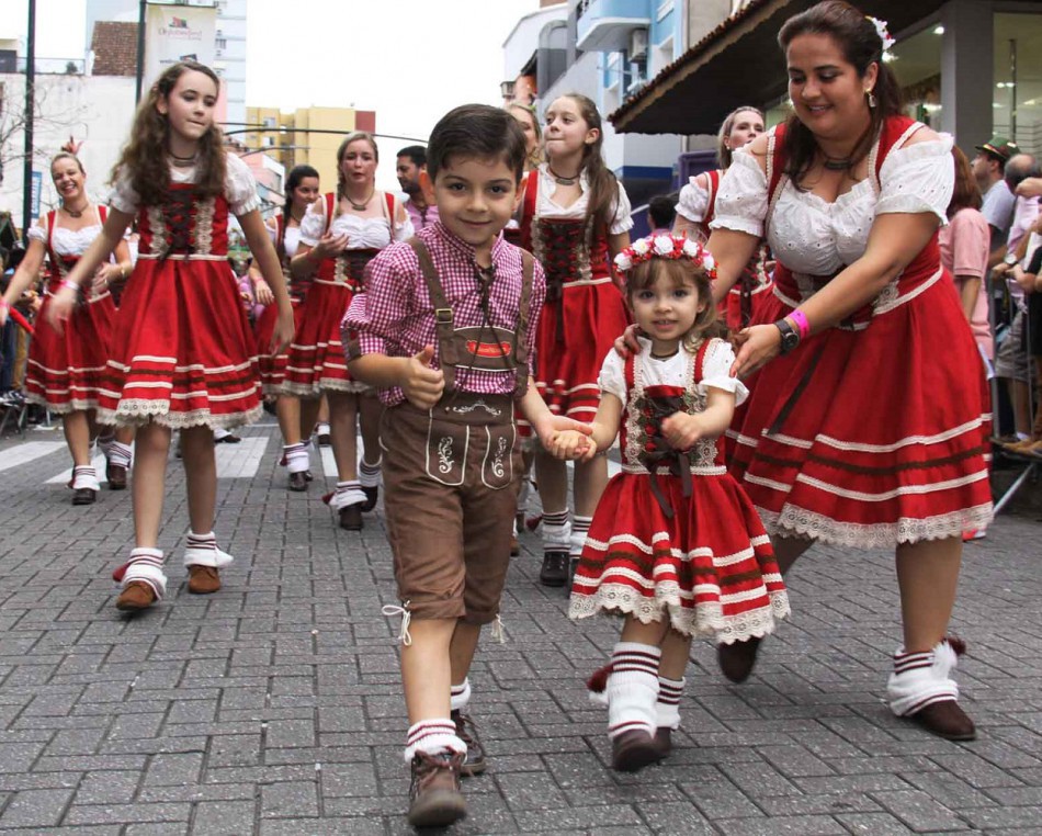 Trânsito terá alterações para realização dos desfiles da Oktoberfest 