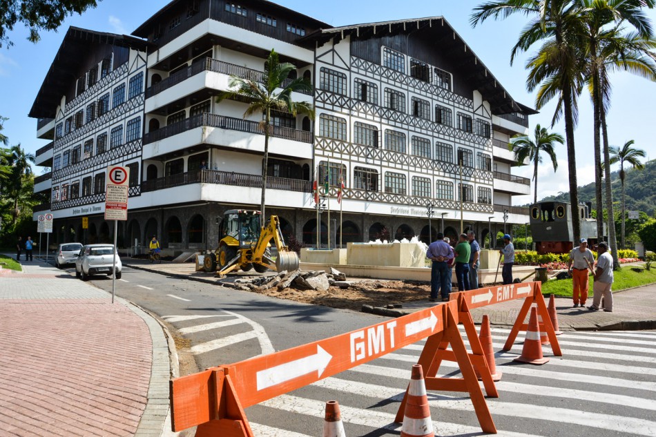 Prefeitura inicia mais uma etapa de adequação da Praça Victor Konder