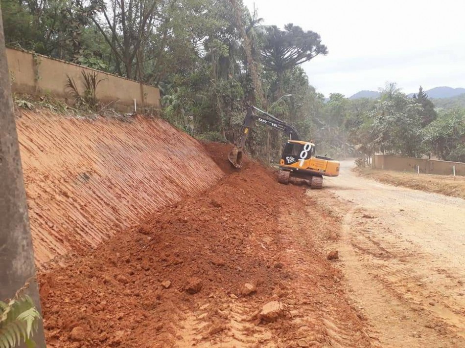 Prefeitura executa obras na Rua Gustavo Henschel, na Itoupavazinha