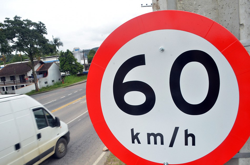Mais ruas de Blumenau terão limite de velocidade padronizado